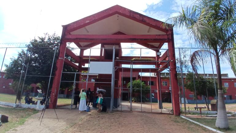 Fachada de la Penitenciaría Regional de Coronel Oviedo.