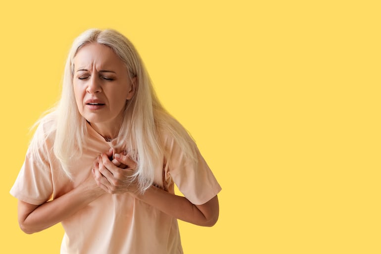 Mujer con fuerte dolor en el pecho.