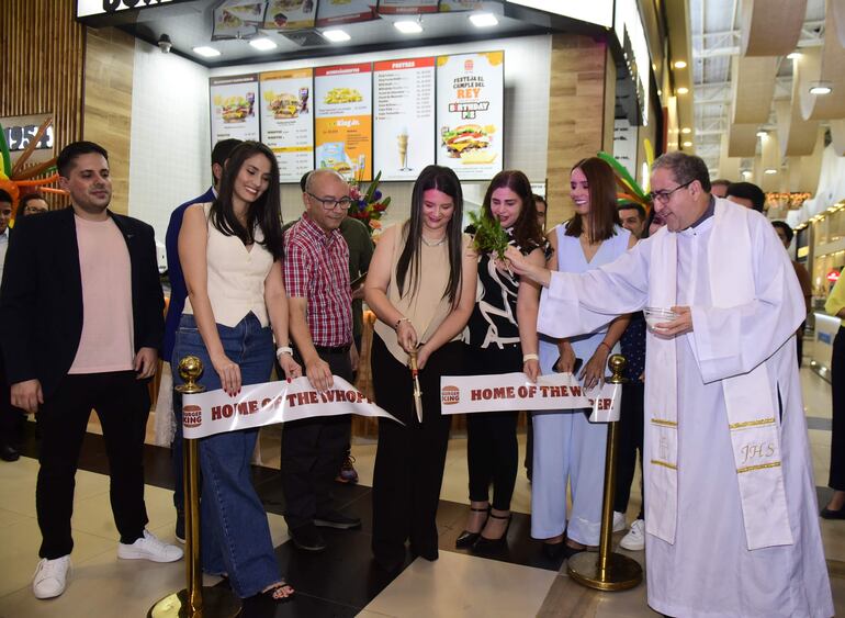 El corte de cinta de la nueva sucursal de Burger King fue bendecido por el padre Víctor Cabañas.