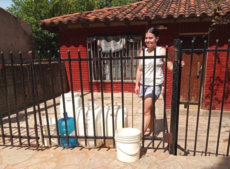 Vecinos  de la compañía Pedrozo de Ypacaraí esperan frente a sus casas a algún lugareño solidario que le puede compartir un poco de agua.