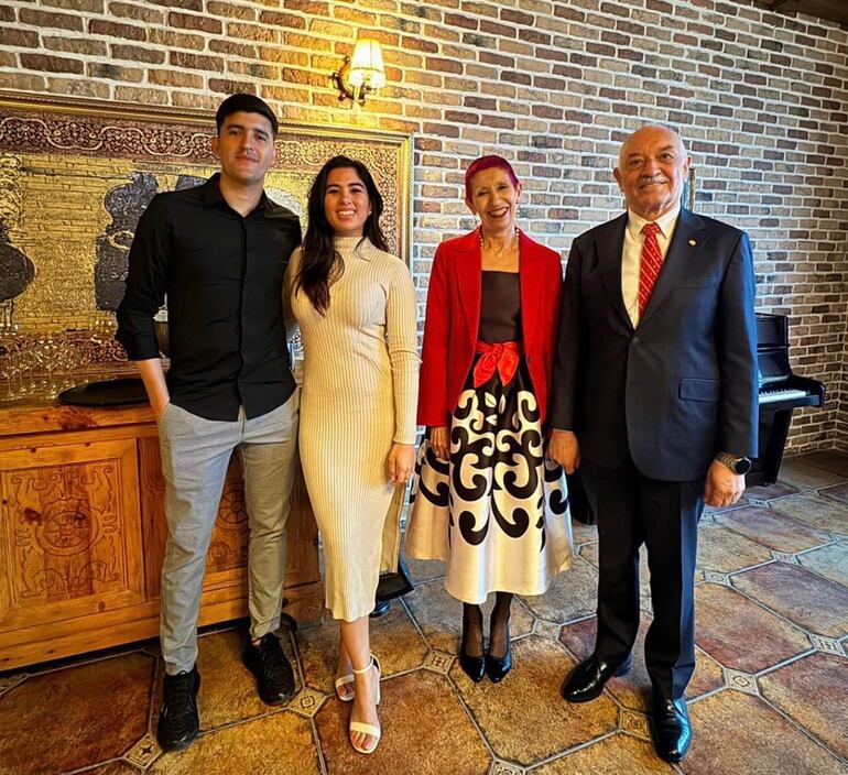 Día de la Independencia en Azerbaiyán. El futbolista paraguayo Diego Valdez junto a su esposa Jazmín acompañaron al embajador Ceferino Valdez  y su esposa Licihi. (Gentileza)