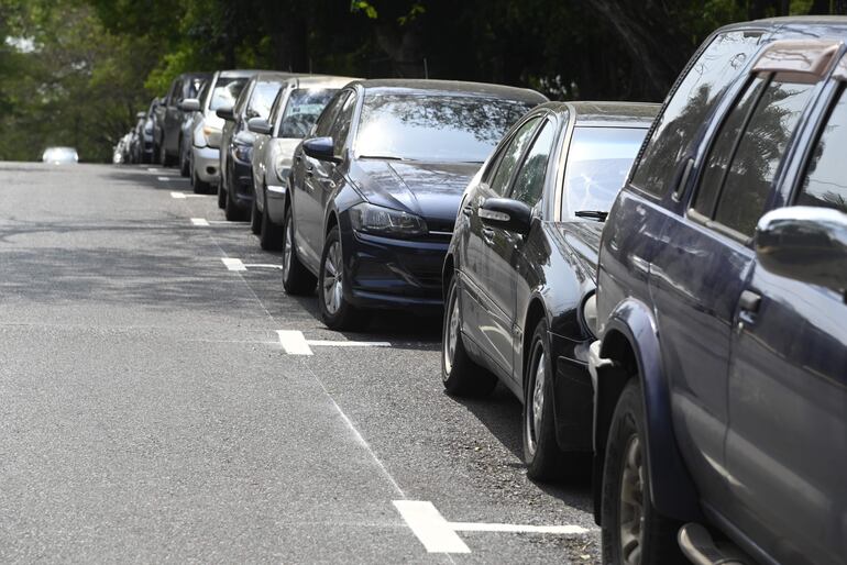 La pintura en las calles es realizada por la empresa Parxin desde el lunes por la noche, para la implementación del estacionamiento tarifado en Asunción.