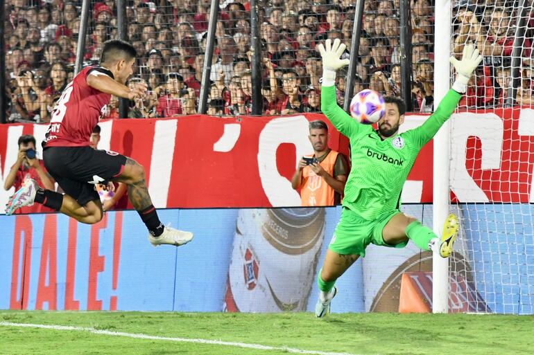 Momento de la definición de Jorge Recalde (i), jugador de Newell's, para el gol del triunfo sobre San Lorenzo de Almagro en el Coloso del Parque, en la ciudad de Rosario, por la octava fecha de la Liga Profesional de Argentina.