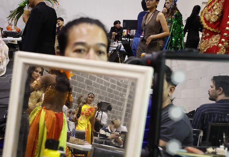 La peruana Catalina Marsano es vista en el espejo, en el backstage del concurso. 