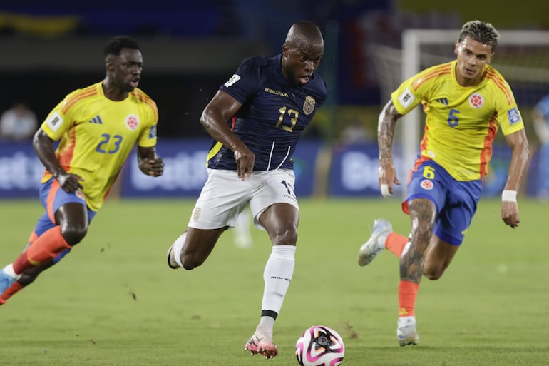 AMDEP173. BARRANQUILLA (COLOMBIA), 19/11/2024.- Richard Ríos Montoya (d) de Colombia disputa un balón con Enner Valencia (c) de Ecuador este martes, en un partido de las eliminatorias sudamericanas para el Mundial de 2026 entre Colombia y Ecuador en el estadio Metropolitano de Barranquilla (Colombia) . EFE/ Ricardo Maldonado Rozo
