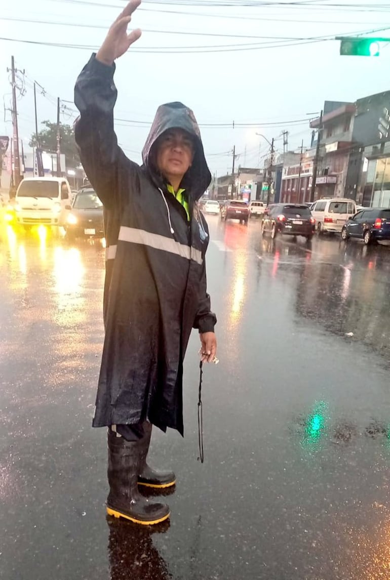 Agentes de la Policía Municipal de Tránsito dirigen a los conductores sobre la avenida Eusebio Ayala.