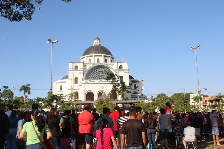 Numerosos feligreses se congregan en la basílica de Caacupé.