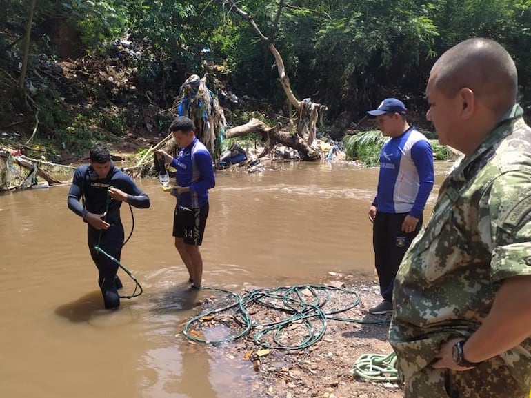 Buzos de la Armada buscan cuerpos de los militares dentro de la camioneta encontrada en arroyo Lambaré