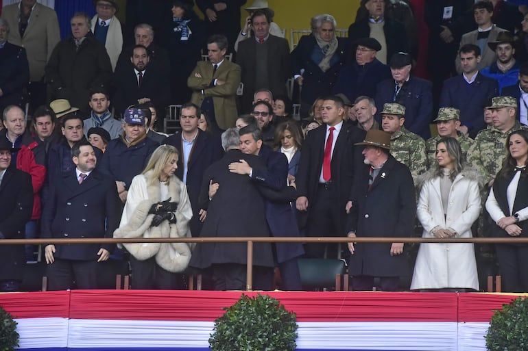 Enrique Duarte abraza al presidente Santiago Peña, en el palco oficial, tras su tradicinal discurso.