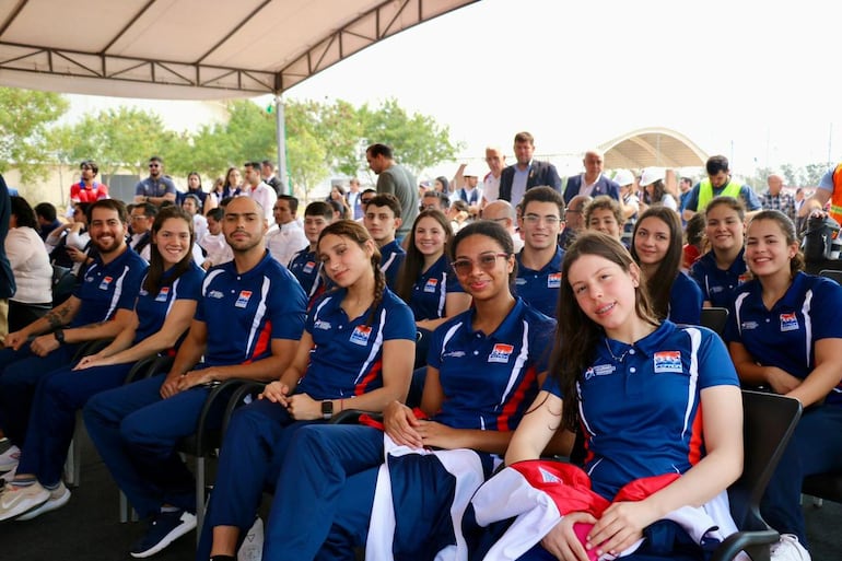 Atletas de la  Federación Paraguaya de Deportes Acuáticos en la palada inicial del CAO.