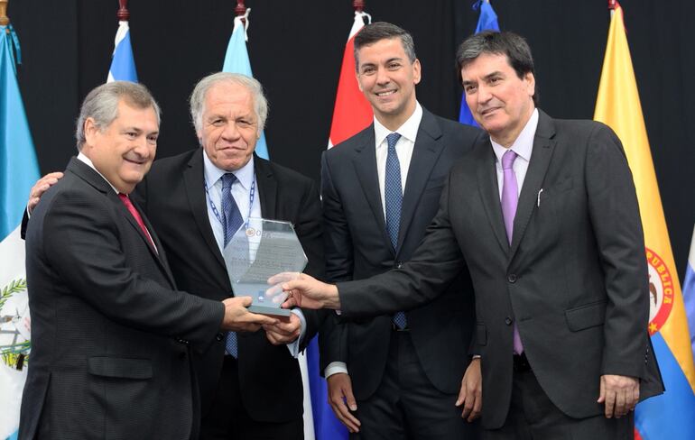 El magistrado  de la Corte   de Paraguay, Eugenio Jiménez Rolón (i); el secretario general de la OEA, Luis Almagro (2i); el presidente  paraguayo, Santiago Peña (2d), y el magistrado de la Corte   de Paraguay, Gustavo Santander (d),   durante la apertura de la charla sobre la experiencia de los servicios de facilitadores judiciales y el acceso a la justicia. (EFE)