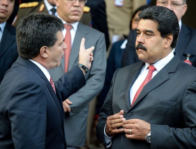 Fotografía de archivo: el expresidente Horacio Cartes (izquierda) y el mandatario venezolano Nicolás Maduro (derecha). 