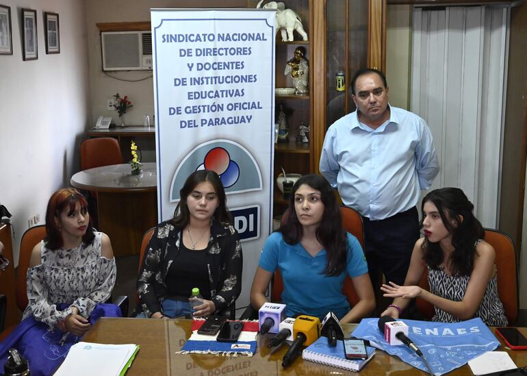 Estudiantes de la Fenaes y de la Unepy, con el presidente del Sindicato Nacional de Directores (Sinadi), Miguel Marecos, en una conferencia de prensa esta tarde.