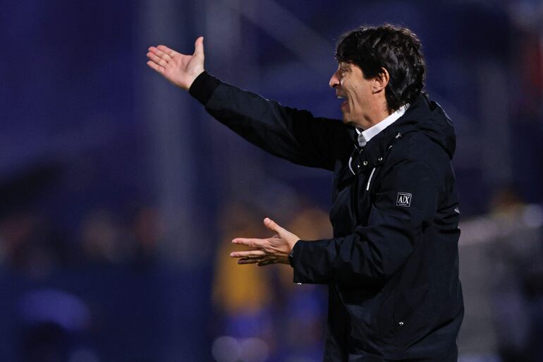 El argentino Daniel Garnero, técnico de Libertad, en el partido contra Tigre por la revancha de los playoffs de la Copa Sudamericana 2023 en el estadio Coliseo de Victoria, en Buenos Aires, Argentina.