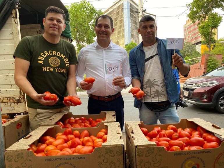 El ministro de Agricultura, Dr. Vet. Carlos Giménez, con productores de tomate en la feria hortícola, en una plaza capitalina.