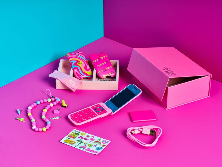 El nuevo teléfono móvil de Barbie salió a la venta centrado en la desconexión digital y la personalización. Siempre con el rosa por bandera, en colaboración con la compañía finesa HMD, fabricantes de los móviles Nokia, Mattel presentó este nuevo teléfono con tapa y botones que se aleja del 'smartphone' para dirigirse hacia un estilo retro.  