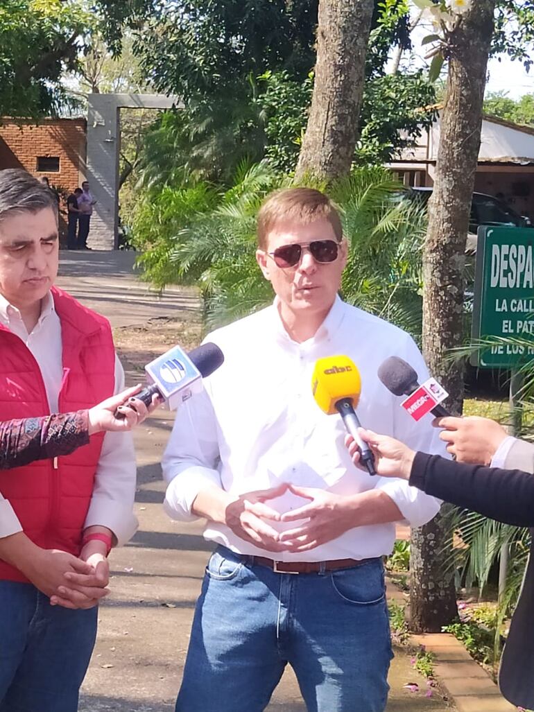 Juan Manuel Brunetti hablando con los medios de comunicación. A su lado, Gerardo Soria. Ambos presentes en la primera reunión con el expresidente Mario Abdo.