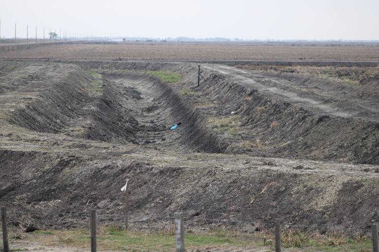 A lo largo de la zona norte del departamento de Ñeembucú, se puede observar los trabajos de canalización para extraer el agua del río Paraguay.