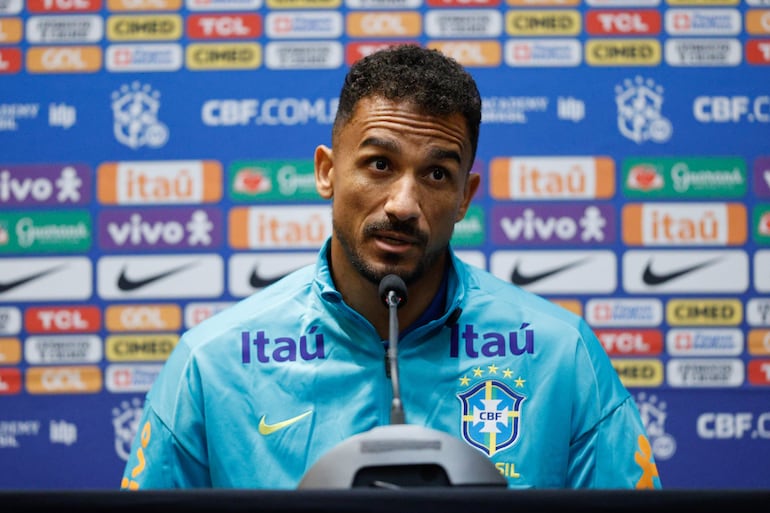 Danilo da Silva, jugador de la selección de Brasil, durante la rueda de prensa previa al partido frente a Paraguay por las Eliminatorias Sudamericanas 2026 en la sede de la Conmebol, en Luque, Paraguay.