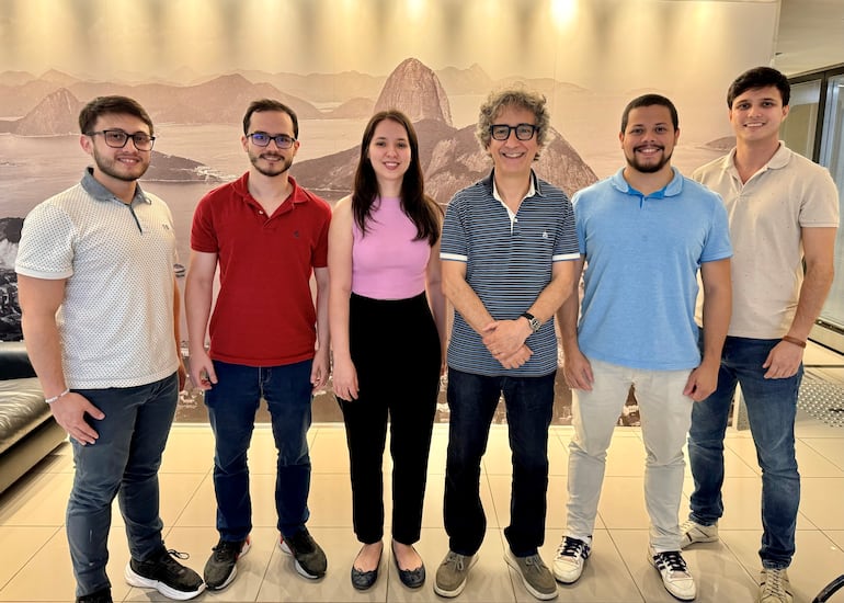 Jóvenes paraguayos que se forman en Inteligencia Artificial gracias al Prof. Alberto Paccanaro.