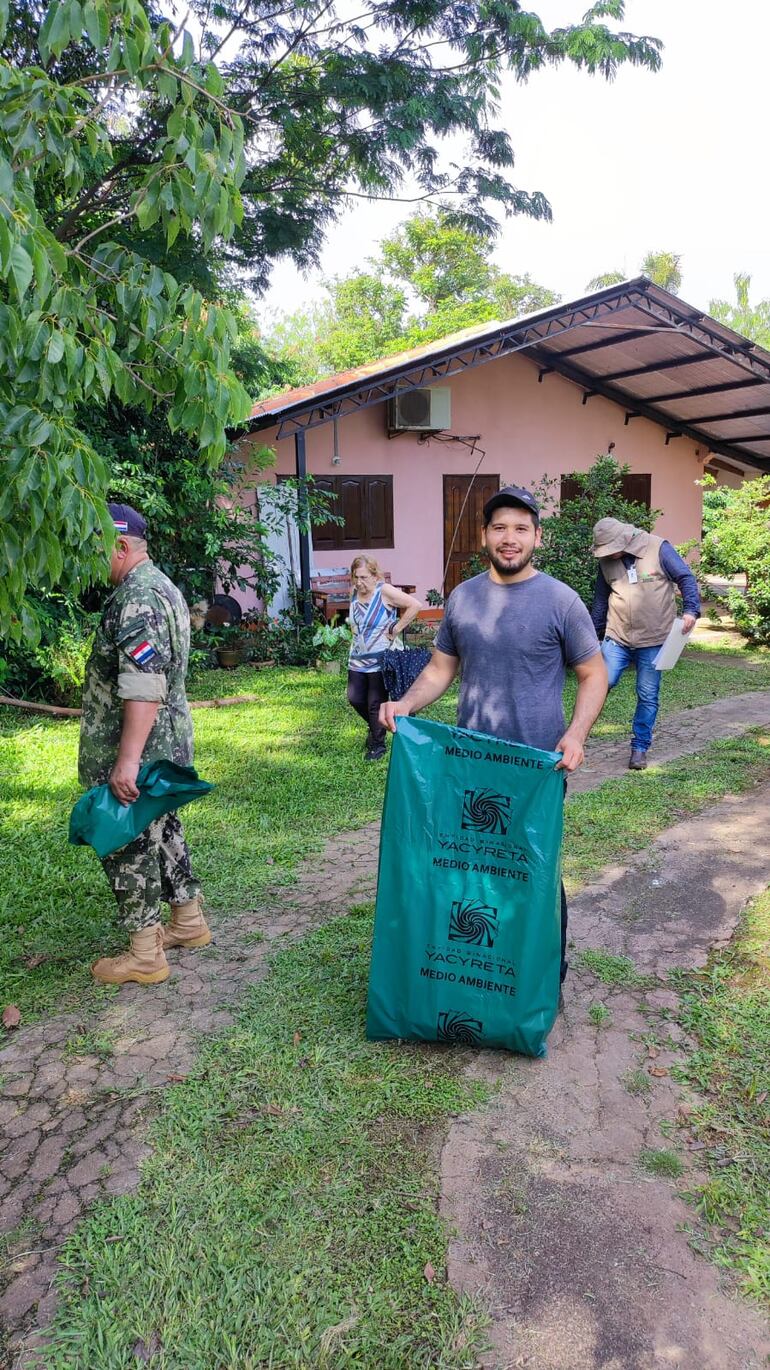 Jóvenes de la comunidad se unieron a los voluntarios de la Reserva Naval Activa y técnicos del Senepa en una minga ambiental contra el mosquito aedes.