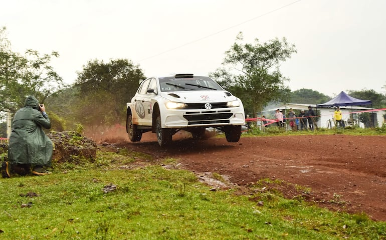 Una postal con las gotas de lluvia y el VW Polo GTI R5 de Fernando Servín y Juan José Bilbao, 3° en la general y 1° en la  clase RC2B.