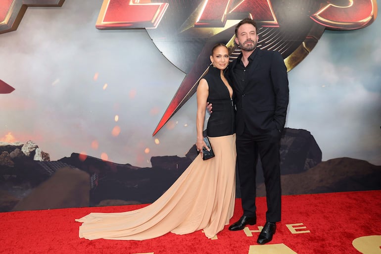 Jennifer López y Ben Affleck pasaron por la alfombra roja de "The Flash" muy elegantes.  (Phillip Faraone/Getty Images/AFP)
