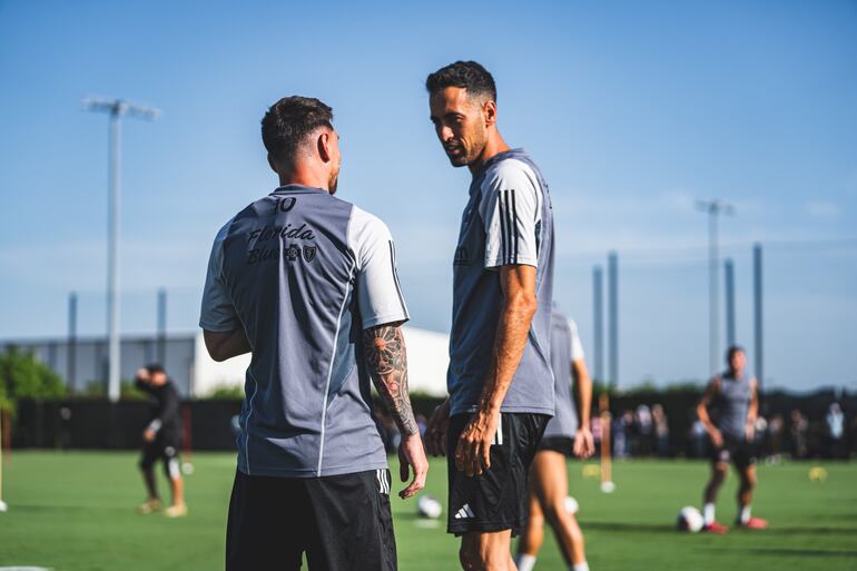 Lionel Messi y Sergio Busquets (d), jugadores del Inter Miami, en el entrenamiento del equipo estadounidense.