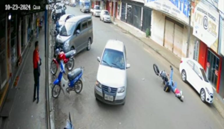 Una cámara de seguridad captó el momento en que el conductor perdió el control y ambos ocupantes cayeron violentamente sobre el pavimento.