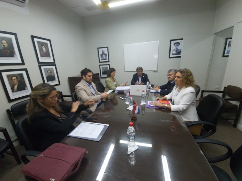 La abogada Cecilia Pérez y los diputados Mauricio Espínola, Roberto González, Jorge Ávalos M. y Rocío Vallejo reunidos ayer.