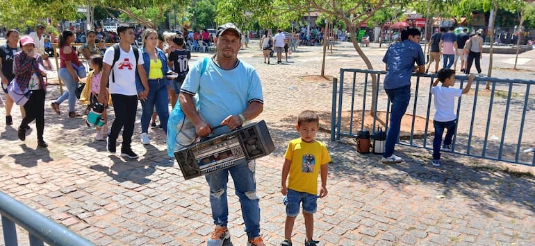 Este devoto cumplió su promesa como en los viejos tiempos, con un aparato de radio a cuestas.