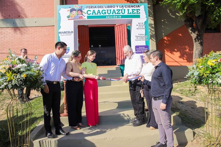 Momento en que la primera dama departamental, Laura Samudio y otras autoridades, oficializan la apertura de la Feria de Libro y Ciencia, "Caaguazú Lee".