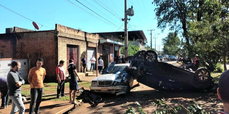 El aparatoso accidente involucró a tres vehículos.