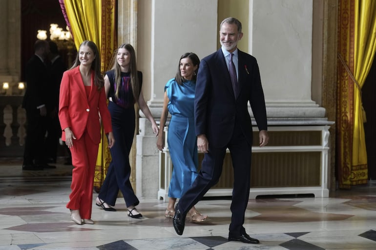  El rey Felipe VI junto a su hija Leonor, princesa de Asturias; la infanta Sofía y la reina Letizia, en el Palacio Real en Madrid donde se conmemora el décimo aniversario del reinado de Felipe VI. (EFE/ Borja Sánchez-Trillo)
