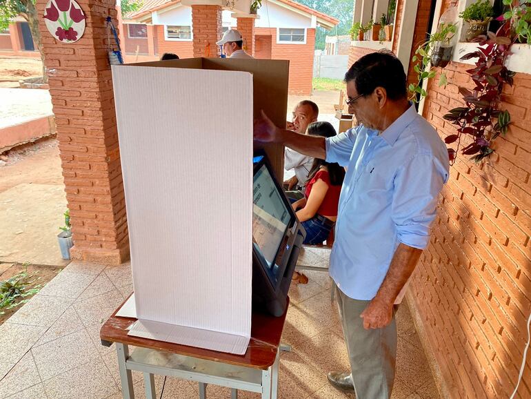 Uno de los pocos electores que ya se acercaron a votar en San Alfredo, departamento de Concepción.