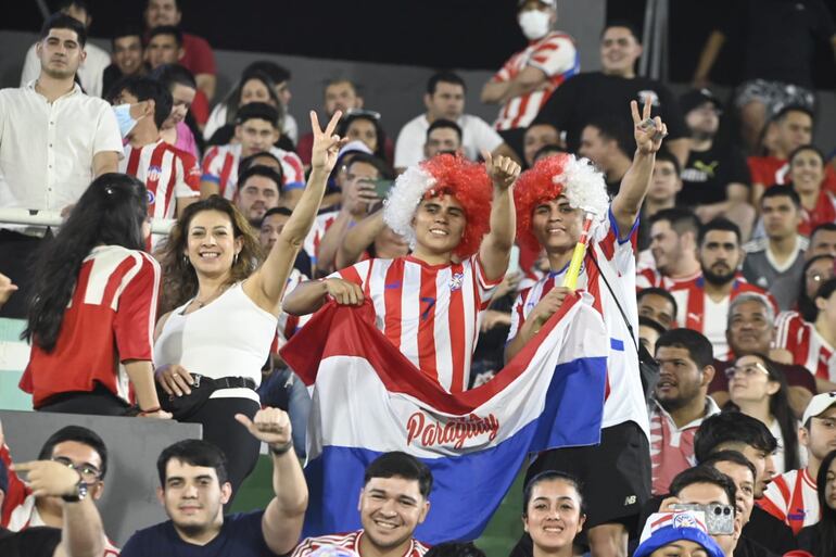 Los aficionados de Paraguay en el estadio Defensores del Chaco en la previa del partido contra Brasil por las Eliminatorias Sudamericanas 2026.