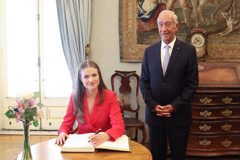 Leonor de Borbón firmó en el libro de autoridades en presencia del presidente portugués Marcelo Rebelo de Sousa, durante su encuentro en el palacio de Belém en Lisboa. (EFE/ José Jiménez/Casa de S.M. el Rey)
