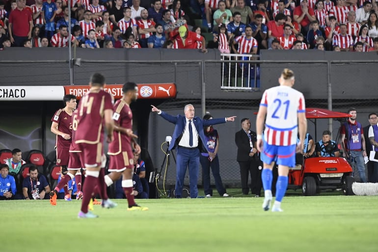 El argentino Gustavo Alfaro (c), entrenador de la selección de Paraguay, en el partido frente a Venezuela por la fecha 10 de las Eliminatorias Sudamericanas 2026 en el estadio Defensores del Chaco, en Asunción.