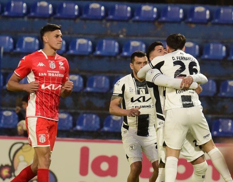 Luis Riveros abraza a Diego Fernández tras anotar el primer gol de Tacuary en la victoria sobre General Caballero JLM.