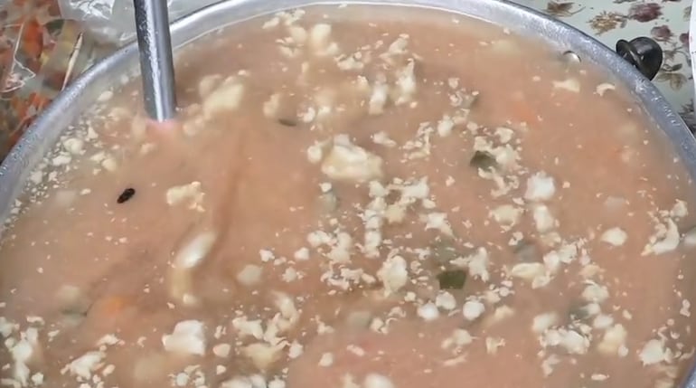 Un supuesto caldo con carne de cerdo es supuestamente el plato.