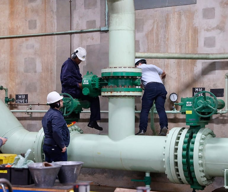 ITAIPU
El interior del gigante. Trabajos de mantenimiento de la casa de máquinas de la usina binacional.