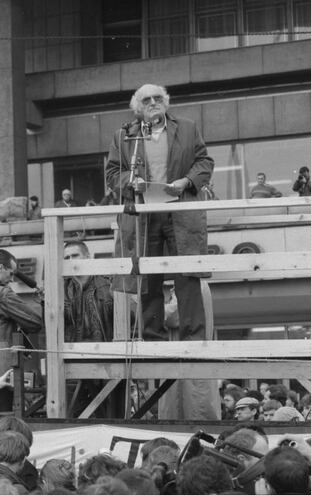 Stefan Heym en la Plaza Alexander de Berlín, 4 de noviembre de 1989 (Foto: Hubert Link / Archivo Federal de Alemania).