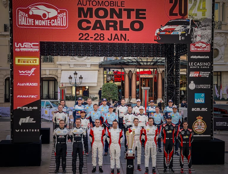 Postal de la ceremonia de apertura del  Rally de Montecarlo 2024, con la pose de los pilotos y copilotos.