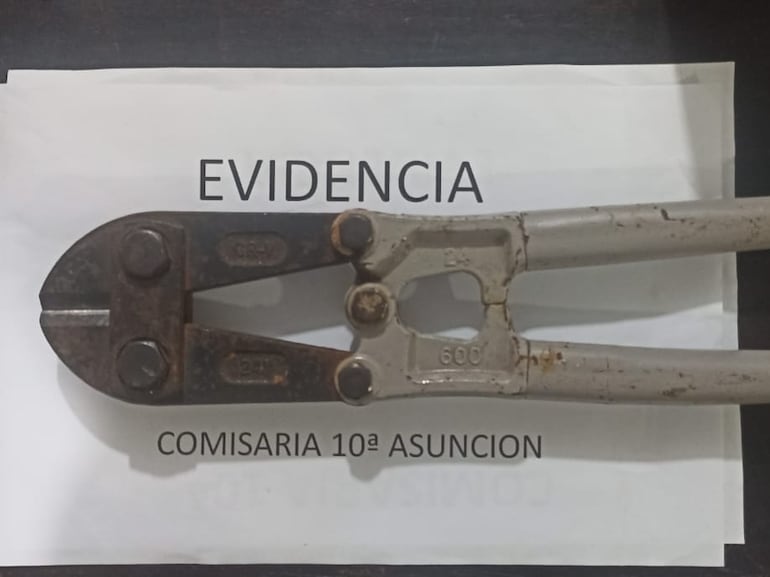 Corta cadenas incautada entre los elementos de los 4 sospechosos de intento de robo frustrado por albañiles en el que detuvieron a un presunto miembro del Clan Rotela.