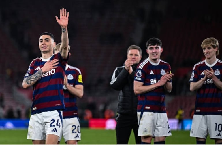 Miguel Almirón se despidió el sábado de la afición del Newcastle United