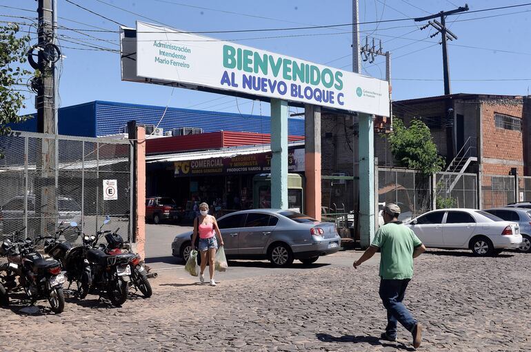 ABC  constató que hay  personas que entran sin ningún tipo de inspección al Mercado de Abasto por algunas de las entradas. En las redes sociales, la Comuna publicó  controles de temperatura.