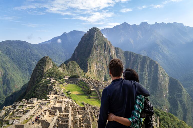 Pareja en Machu Picchu, Perú.