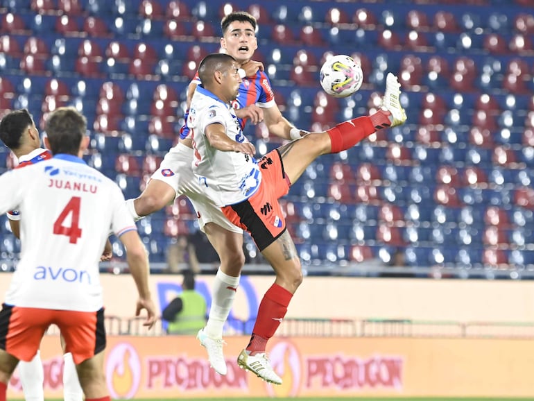 El volante de Nacional, Jordan Santacruz, despeja el balón ante la mirada de Wilder Viera