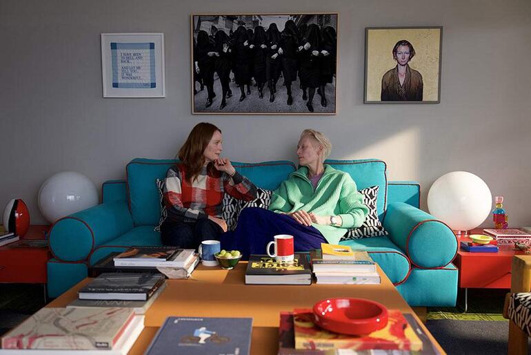 Julianne Moore y Tilda Swinton en una escena de la nueva película de Pedro Almodóvar, "The Room Next Door" que tendrá su estreno en el Festival de Venecia.