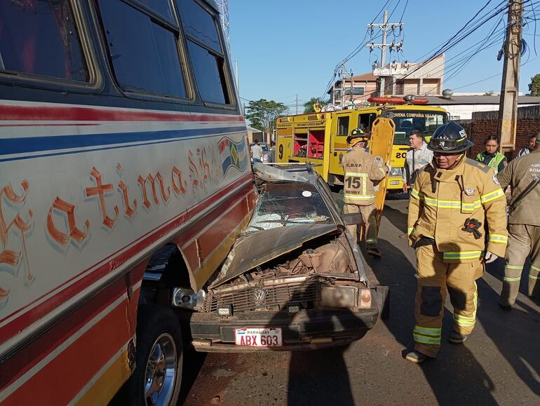 El automóvil se habría "incrustado" en un bus que según testigos, se encontraba estacionado.